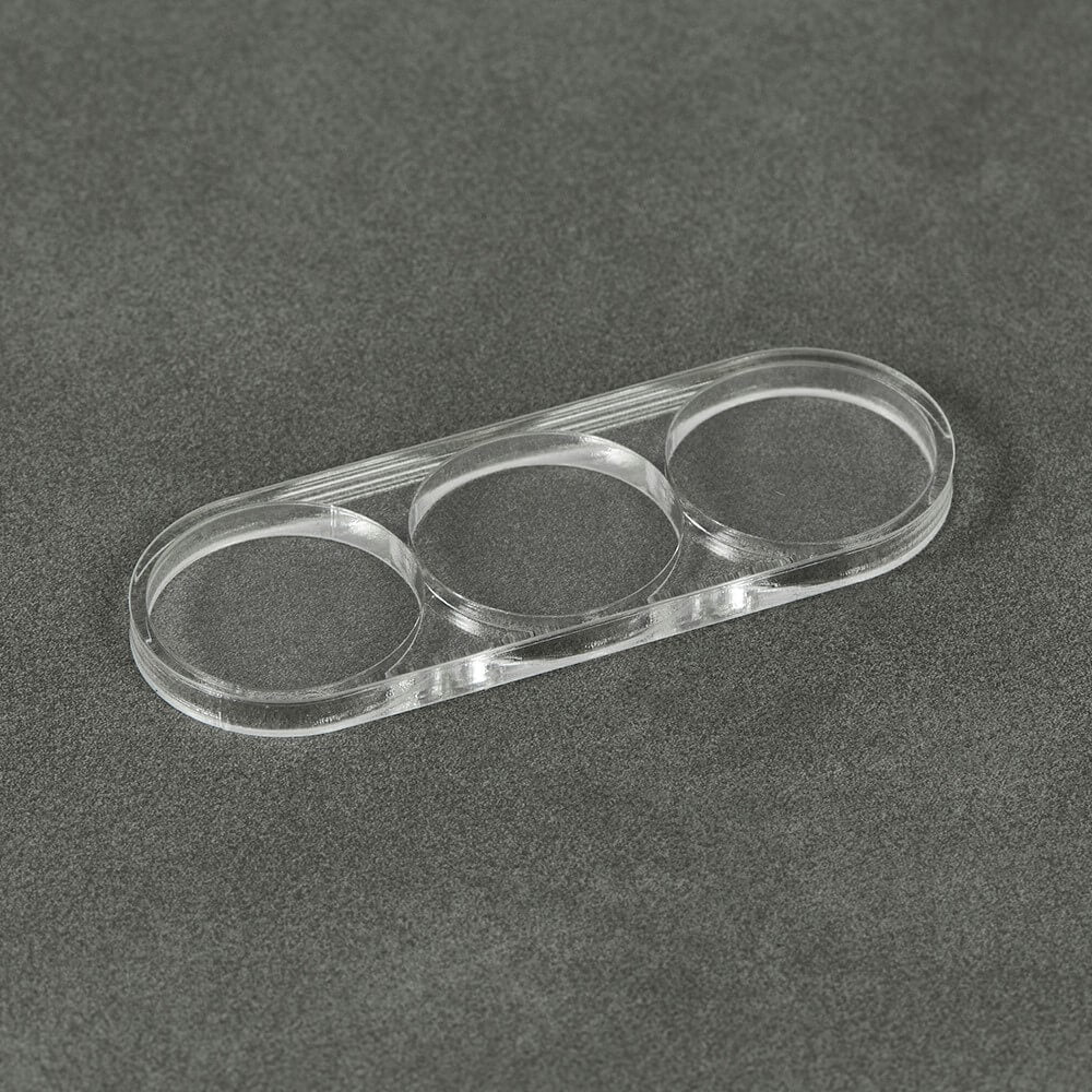 Durchsichtiges Acryltablett mit drei kreisförmigen Fächern auf einer grauen Oberfläche - ideal für die Aufbewahrung von Kleinigkeiten wie Ihrem Cover-Discount Galaxy Z Fold7 - 2 Stk. Schutzglas Kamera.