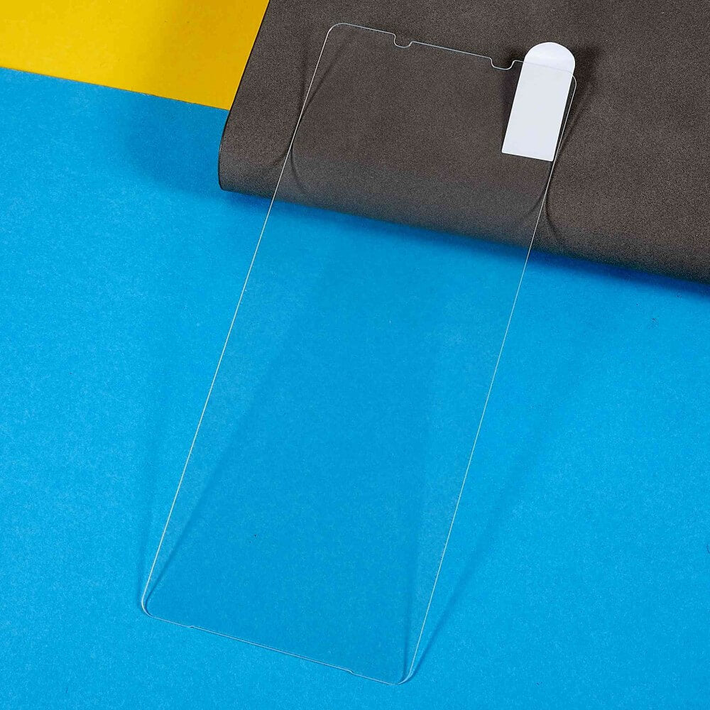 Das Cover-Discount Sony Xperia 1 VII Panzerglas Schutzfolie Display ist ein klarer Displayschutz mit einer weißen Lasche auf einem blau-gelb-schwarzen Hintergrund.