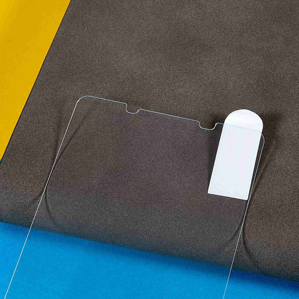 Das Cover-Discount Sony Xperia 1 VII Panzerglas Schutzfolie Display mit weißer Lasche liegt auf einem braun-blau-gelben Hintergrund – der ideale Displayschutz für Ihr Gerät.