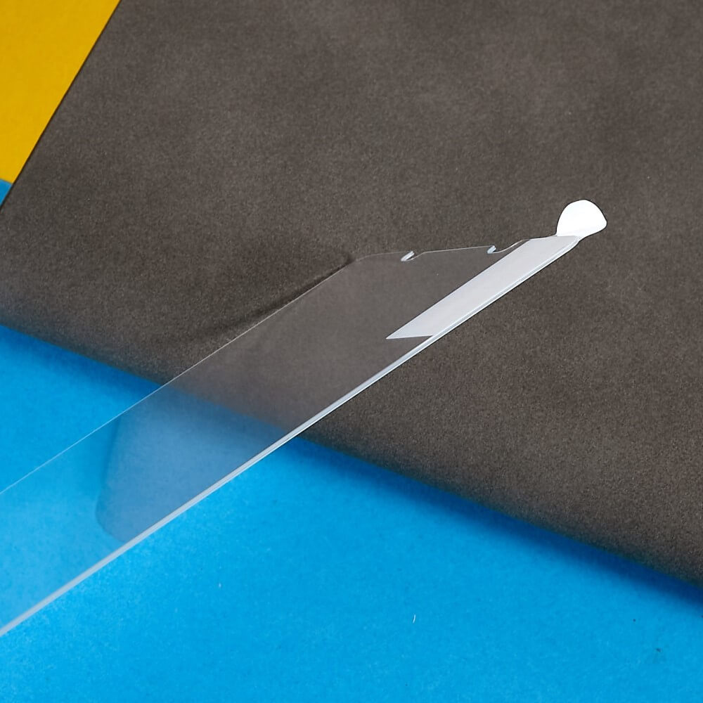 Das Cover-Discount Sony Xperia 1 VII – Panzerglas Schutzfolie Display, ein klarer Displayschutz mit weißer Aufreißlasche, ist auf einem blau-braunen Untergrund abgebildet.