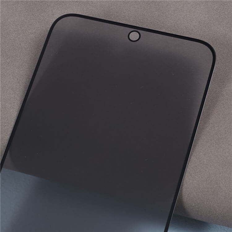 Eine Nahaufnahme eines CMF Phone 2 Pro Bildschirms zeigt die Cover-Discount Panzerglas Display Privacy Anti-Spy Schutzfolie mit einem Kameraloch in der oberen Mitte.