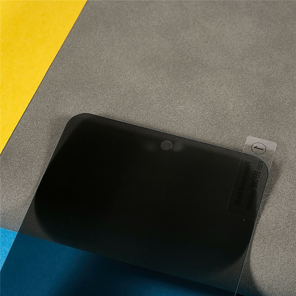 Das Cover-Discount Panzerglas Display Privacy Anti-Spy für Google Pixel 10 / 10 Pro ist auf einem grauen, gelben und blauen Farbblock-Hintergrund abgebildet und verfügt über einen klaren Displayschutz aus gehärtetem Glas.