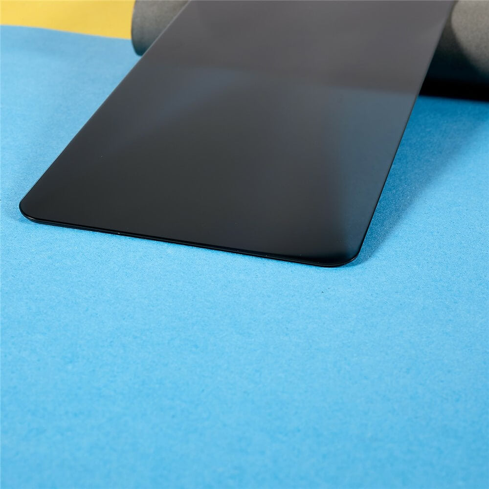Ein Google Pixel 10 / 10 Pro mit Cover-Discount Panzerglas Display Datenschutz Anti-Spionage-Schutz sitzt auf einer blauen Fläche, vor einem gelben Hintergrund und begleitet von einem grauen Zylinder.