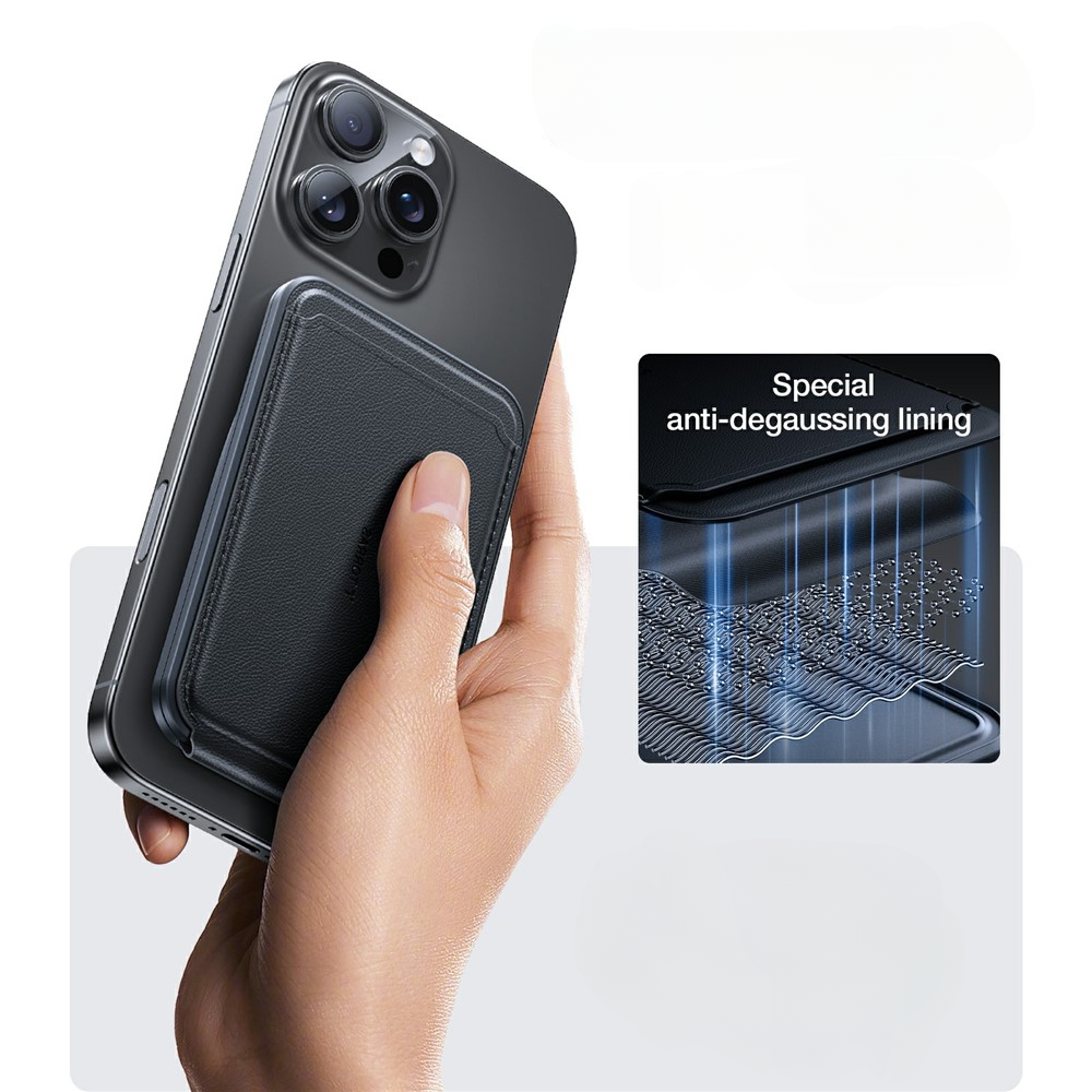 Eine Hand, die ein Smartphone hält, das mit dem „TORRAS MagSafe Kartenhalter mit 360°-Ständer für 3 Karten“ von Torras ausgestattet ist, wobei dessen spezielles Anti-Entmagnetisierungsfutter zu sehen ist.