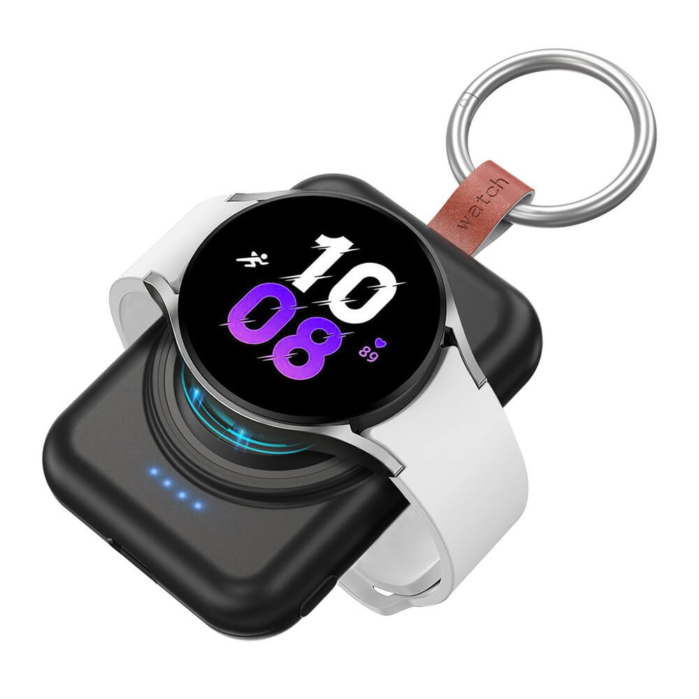 Die Cover-Discount.ch Mini Powerbank Samsung Galaxy Watch lädt Ihre Smartwatch mit weissem Band unterwegs auf - mit 1800mAh schwarzem kabellosem Ladegerät und praktischer Schlüsselanhänger-Befestigung, perfekt für kabelloses Laden überall.