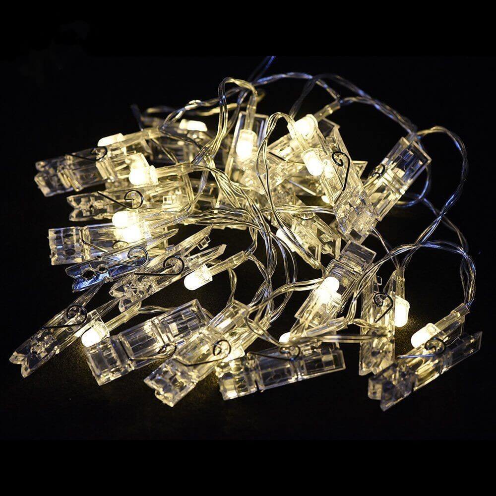 Die Cover-Discount Lichterkette LED Fotoklammer, batteriebetrieben, verfügt über leuchtende LEDs mit klaren Kunststoffclips - ideal für gemütliche, kreative Darstellungen vor jedem Hintergrund.