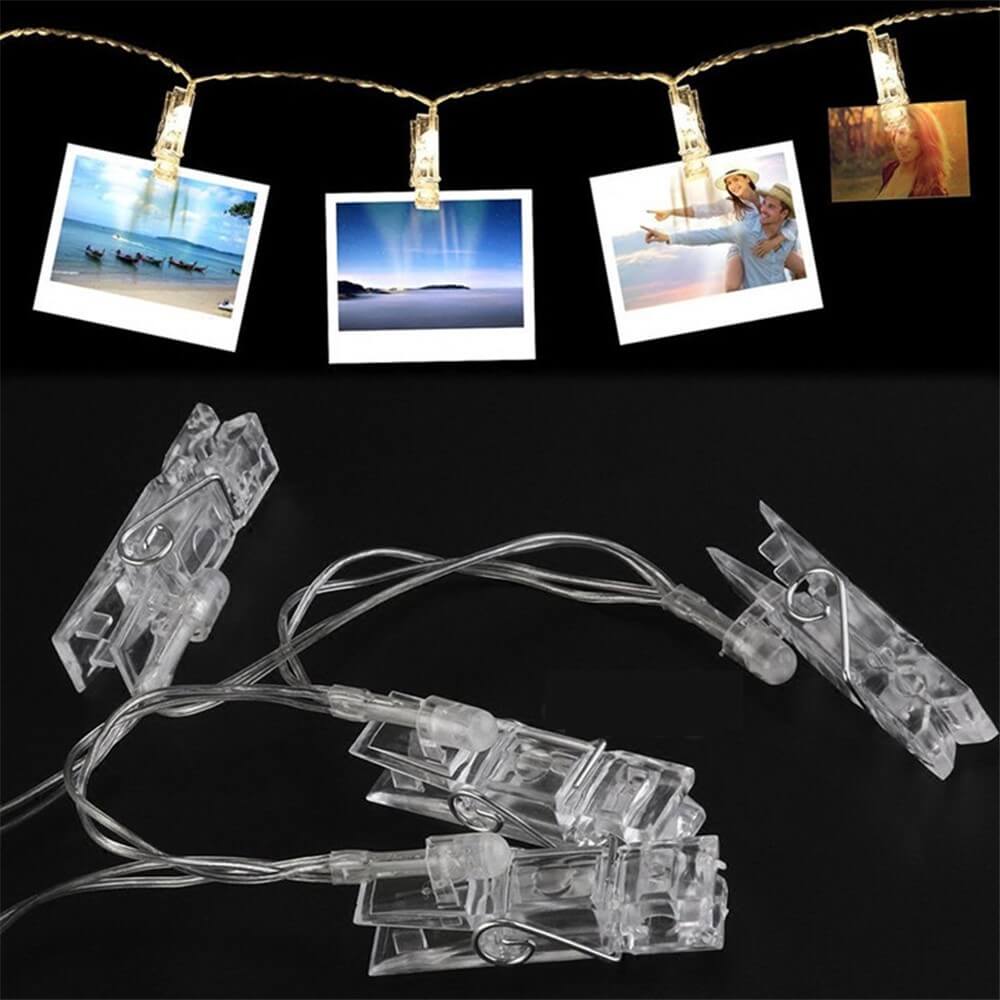 Die Cover-Discount Lichterkette LED Fotoklammer, batteriebetrieben, verfügt über durchsichtige Kunststoffclips, die Fotos in einem sanften Licht erscheinen lassen und jedem Raum eine warme, persönliche Note verleihen.