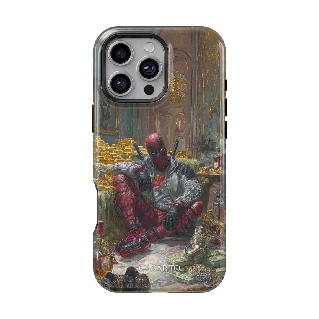 Die iPhone 16 Pro - Casarto Handyhülle Deadrich von Cover-Discount zeigt Deadpool inmitten von Goldbarren in einem üppigen, unordentlichen Raum. Diese limitierte MagSafe-Hülle kombiniert auffälligen Stil mit Alltagstauglichkeit.
