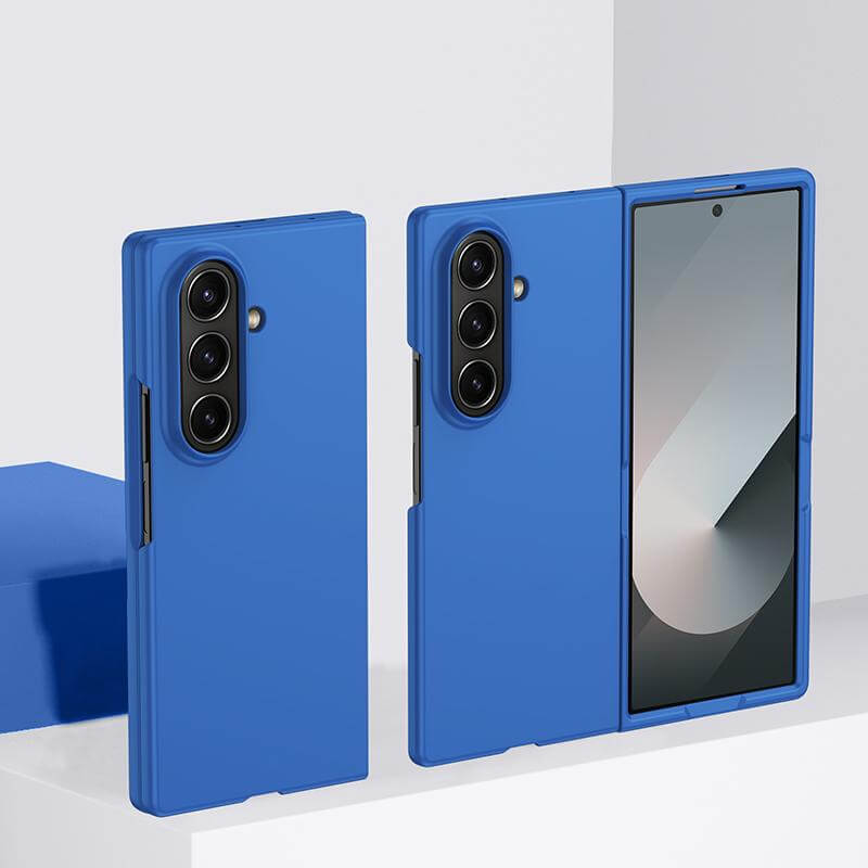 #farbe_dunkelblau|Zwei blaue Cover-Discount Schutzhüllen für das Galaxy Z Fold7: eine Hartplastik Handyhülle zeigt die Rückseite, während die andere die Vorderseite mit dem Handy-Display zeigt.