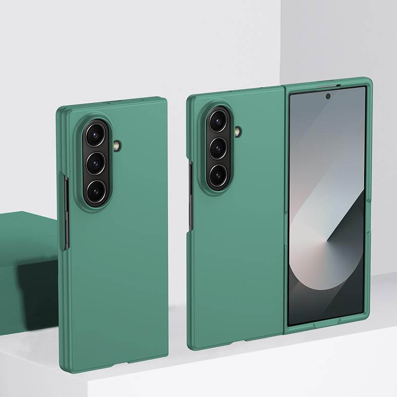 #farbe_dunkelgrün|Zwei grüne Cover-Discount Galaxy Z Fold7 Schützende Hartplastik Handyhülle abgebildet: eine zeigt die rückseitigen Kameras, die andere den vorderen Bildschirm - beide bieten robusten Schutz als stabile Smartphone-Hüllen.