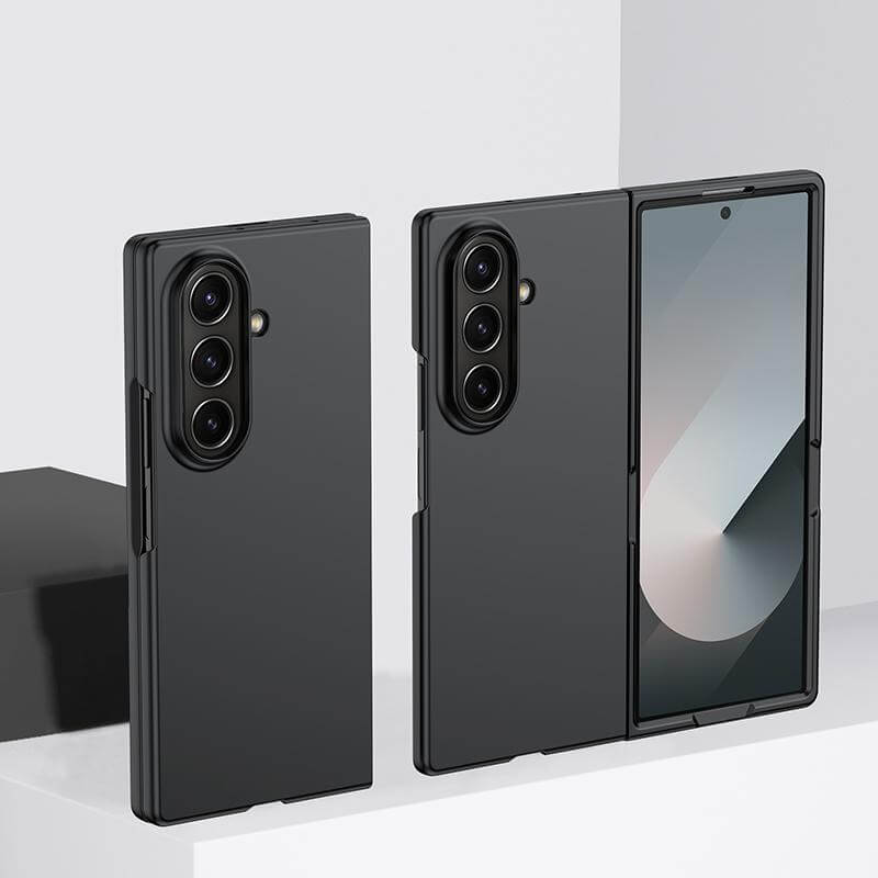 Zwei schwarze Galaxy Z Fold7 Telefone von Cover-Discount, eines offen mit sichtbarem Display, eines geschlossen mit Dreifachkameras und einer schützenden Hartplastik Handyhülle, stilvoll auf einer weißen Fläche arrangiert.