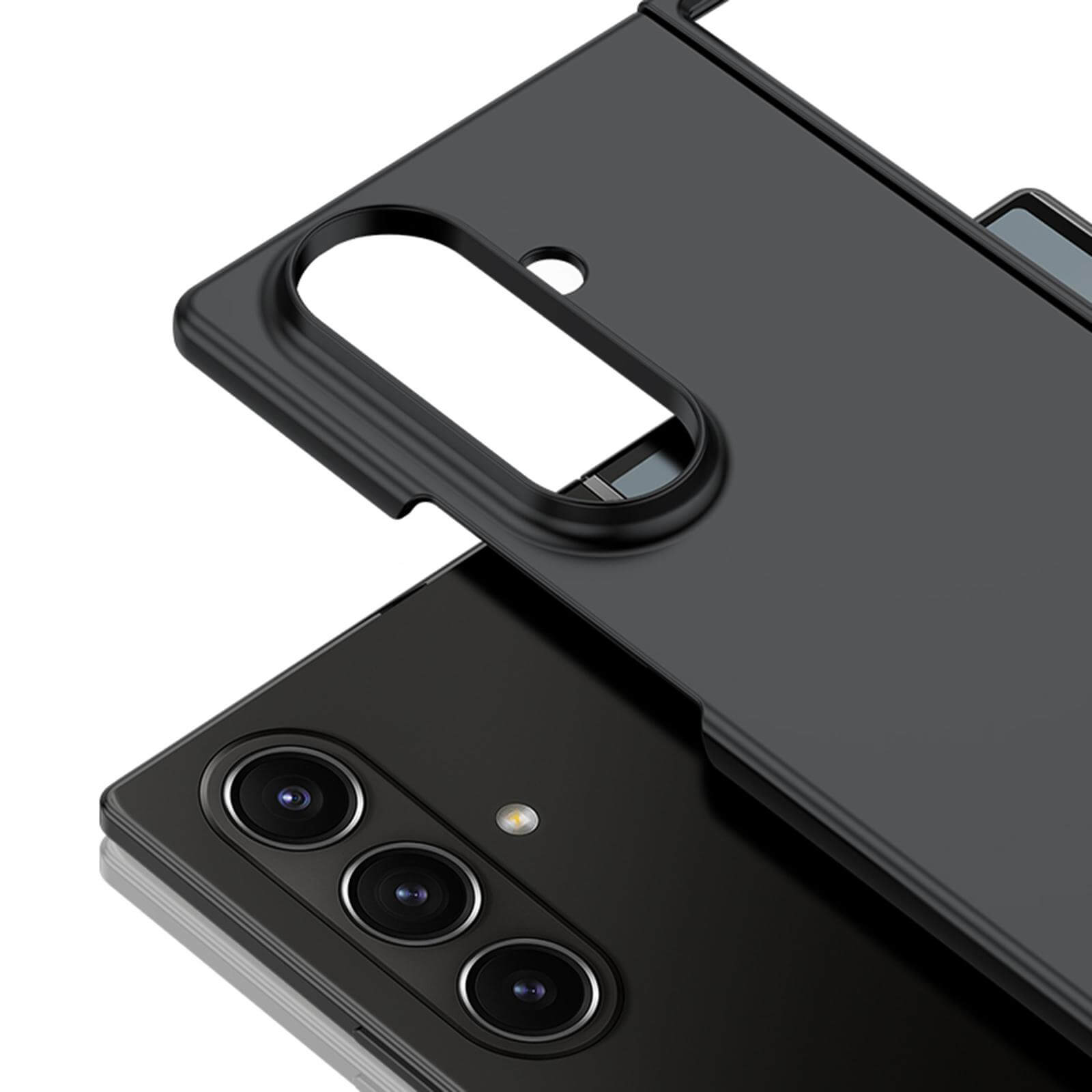 Eine schwarze Schutzhülle aus Hartplastik von Cover-Discount wird über ein Galaxy Z Fold7 mit drei Rückkameras und Blitz gelegt und bietet diesen optimalen Schutz als strapazierfähige Handyhülle.