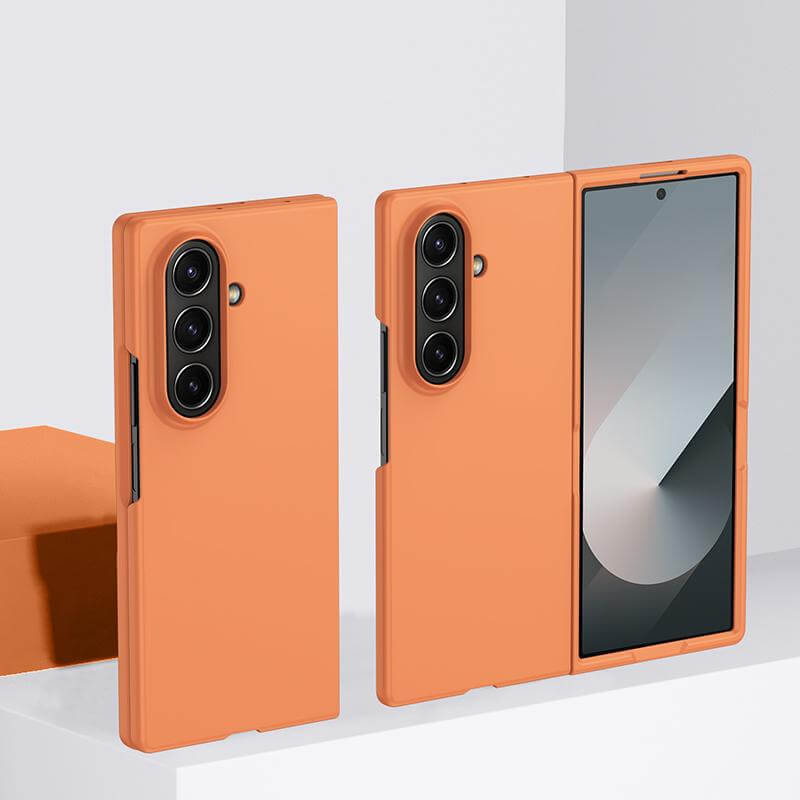 Zwei orangefarbene Cover-Discount Hartplastik Handyhüllen für Galaxy Z Fold7 - eine geschlossen, die die Rückseite zeigt, eine offen, die den Bildschirm enthüllt. Die perfekte Schutzhülle für dein faltbares Smartphone.