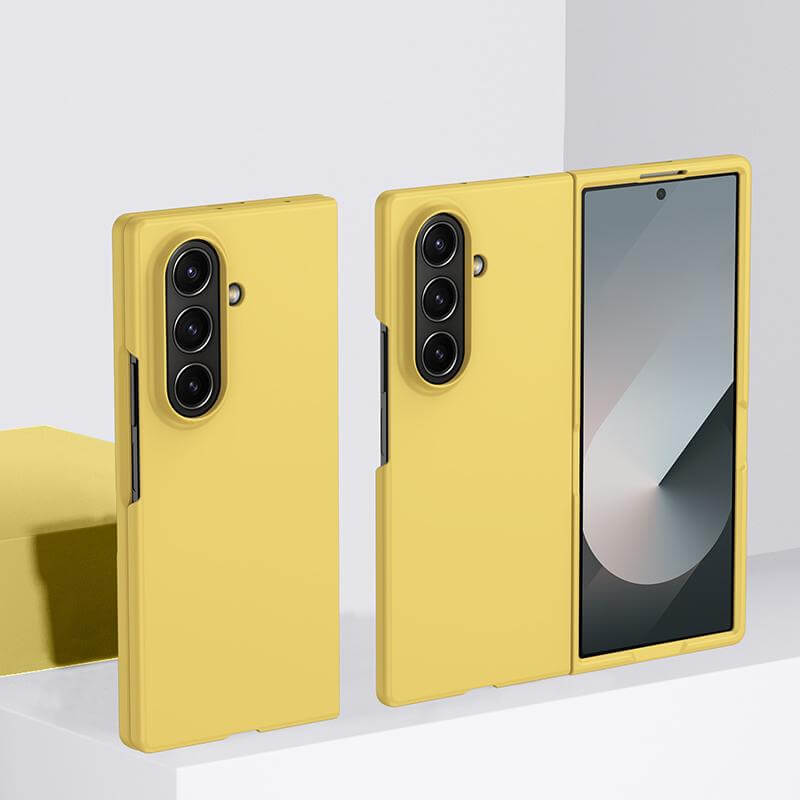 Zwei gelbe, faltbare Handyhüllen - eine zeigt die Kameras auf der Rückseite, die andere den Bildschirm auf der Vorderseite. Die Cover-Discount Galaxy Z Fold7 Schützende Hartplastik Handyhülle bietet stilvolle, schützende Abdeckung für Ihr Gerät.