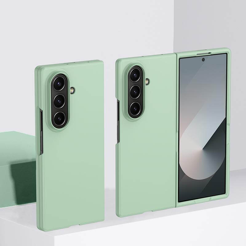 Zwei mintgrüne Cover-Discount Galaxy Z Fold7 Schützende Hartplastik Handyhülle auf einem faltbaren Smartphone - eine zeigt die Rückseite, die andere die Vorderseite mit Bildschirm.