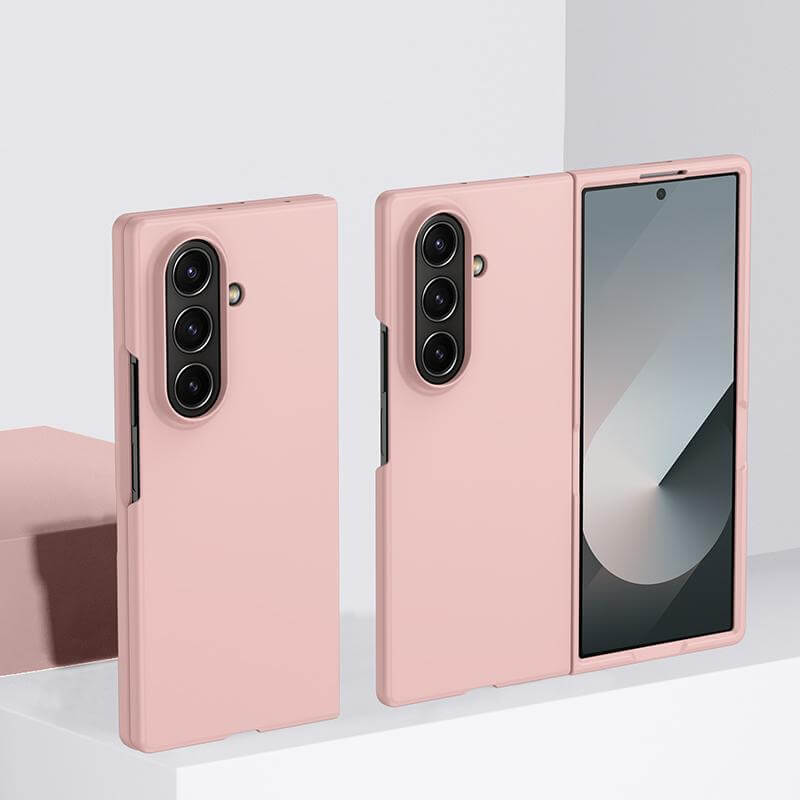 Zwei rosafarbene faltbare Cover-Discount Schützende Hartplastik Handyhüllen für das Galaxy Z Fold7 sind auf einer weißen Fläche abgebildet - eine offen, eine geschlossen - und vereinen Stil und Schutz für Ihr Gerät.