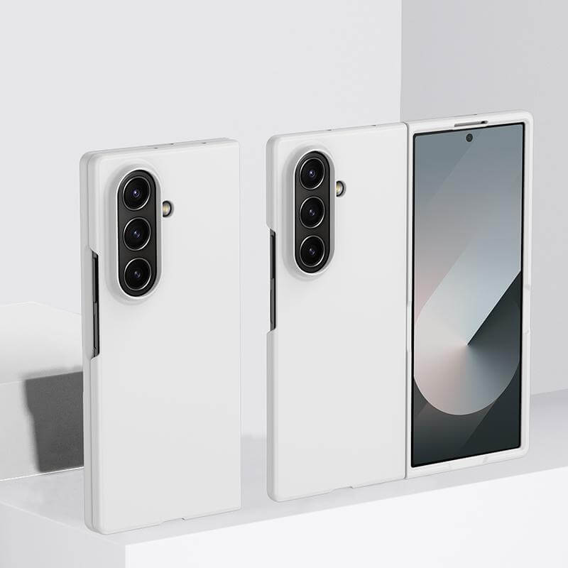 Zwei weiße Smartphones in Cover-Discount Galaxy Z Fold7 Schützende Hartplastik Handyhülle-ein offenes zeigt den Bildschirm, das andere geschlossen hebt die Dreifach-Kamera hervor. Perfekte Passform für Ihr Gerät.