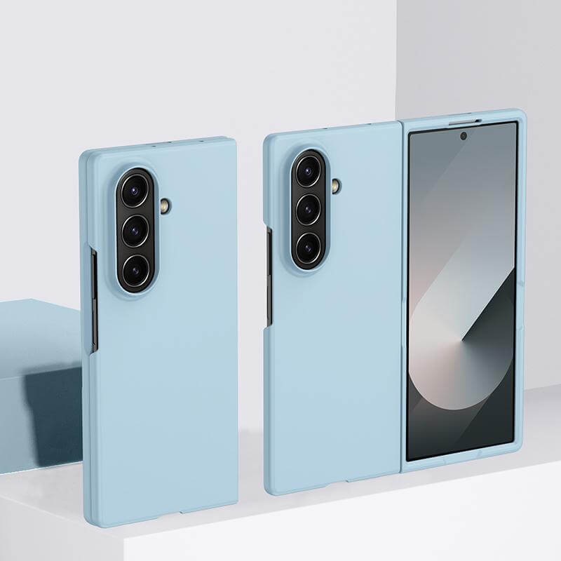 Abgebildet sind zwei hellblaue Cover-Discount Galaxy Z Fold7 Hartplastik Handyhüllen - eine zeigt die Rückseite, die andere die Vorderseite mit dem Handy-Display. Diese Hüllen bieten optimalen Schutz und stilvolles Design.