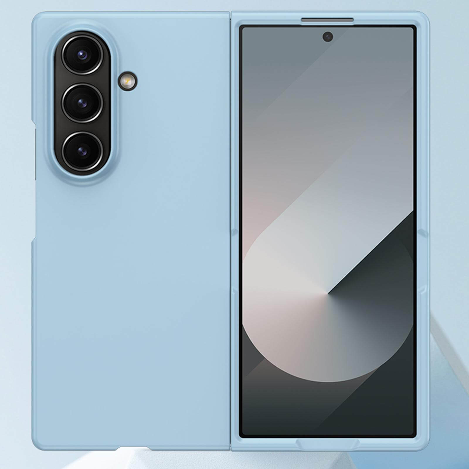 Eine hellblaue Galaxy Z Fold7 Schützende Hartplastik Handyhülle von Cover-Discount, teilweise geöffnet, zeigt die Triple-Hauptkamera und das Frontdisplay und bietet stilvollen Schutz mit robustem Design.