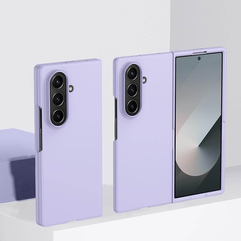 Zwei lavendelfarbene Galaxy Z Fold7 Schützende Hartplastik Handyhülle von Cover-Discount: eine hebt die rückwärtigen Kameras hervor, während die andere den offenen Bildschirm für eine vollständige Schutzabdeckung zeigt.
