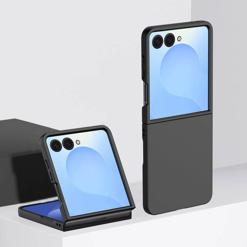 Zwei schwarze faltbare Smartphones, ein offenes und ein geschlossenes, werden auf einer weißen Fläche mit einer schwarzen Box gezeigt - ideal für die Präsentation der Cover-Discount Galaxy Z Flip7 Schützende Hartplastik Handyhülle.