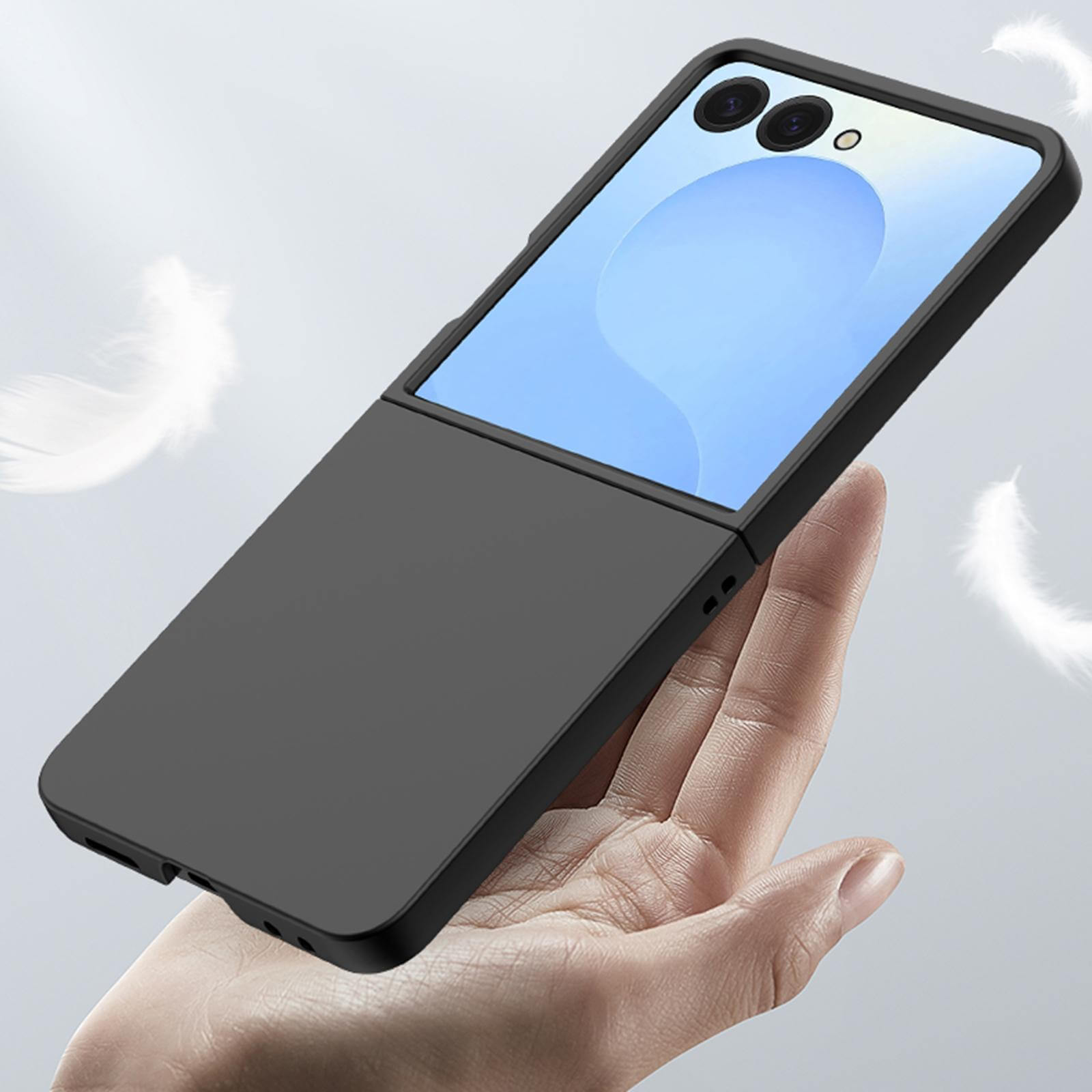 Eine Hand hält ein schwarzes Galaxy Z Flip7 mit der Cover-Discount Schützende Hartplastik Handyhülle mit Dual-Kamera, vor einem hellen Hintergrund.