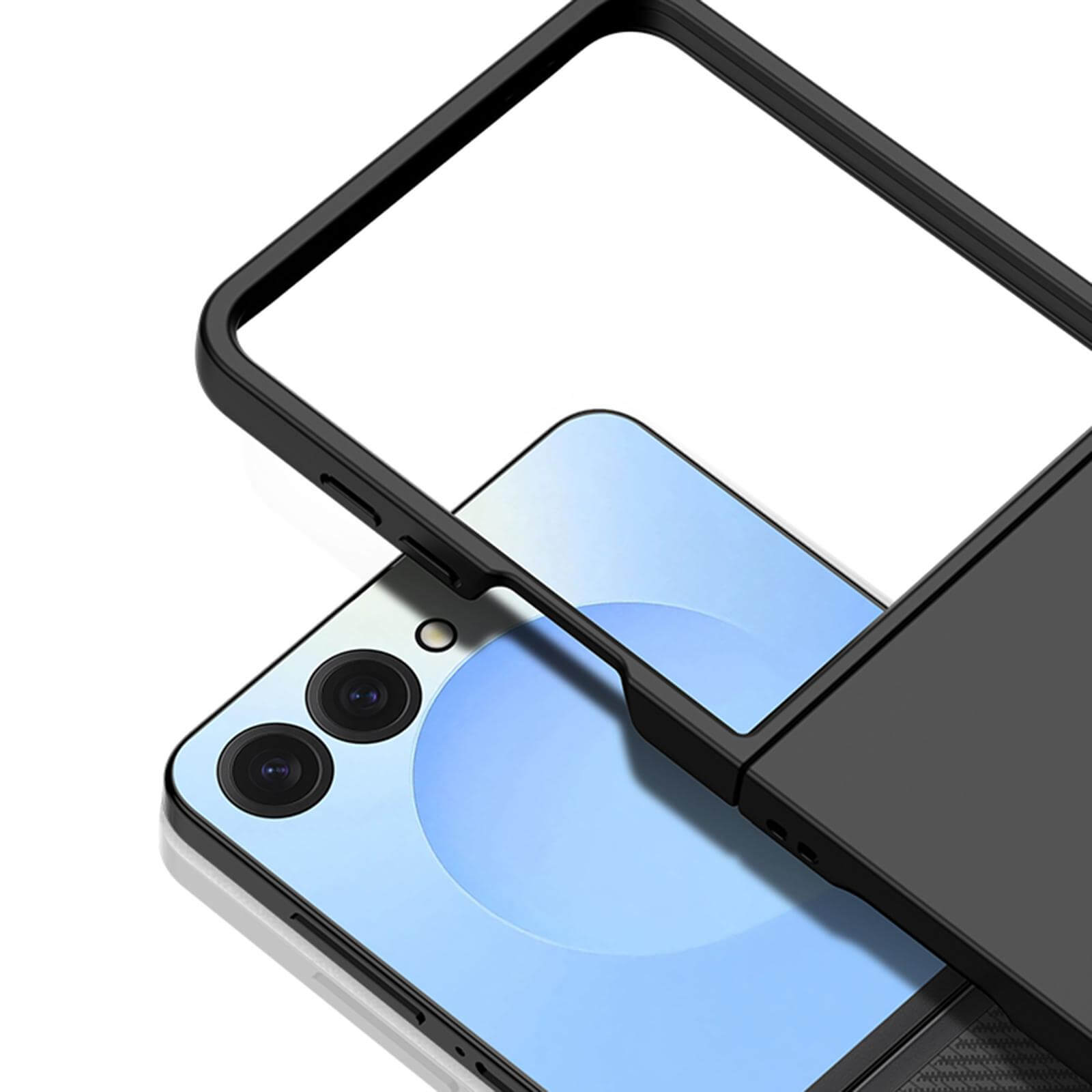 Die Nahaufnahme eines Galaxy Z Flip7 mit Dual-Kameras, das teilweise von der eleganten Cover-Discount Schützende Hartplastik Handyhülle abgedeckt wird, zeigt den robusten Schutz des Smartphones.