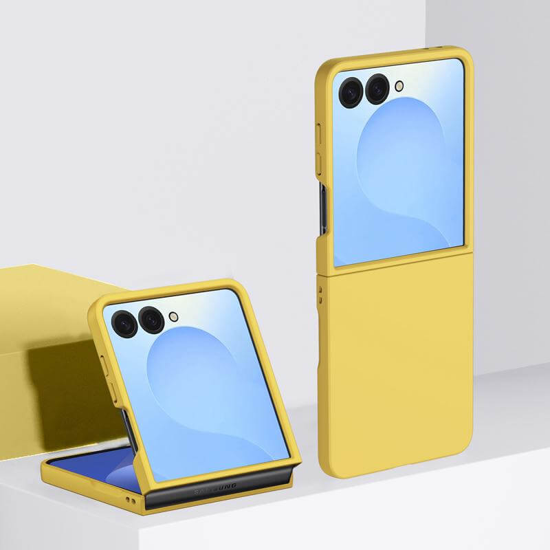 Zwei gelbe Galaxy Z Flip7 Handys, eines offen und eines geschlossen, liegen auf einer weiß-grauen Fläche, jeweils geschützt durch eine Cover-Discount Schützende Hartplastik Handyhülle.