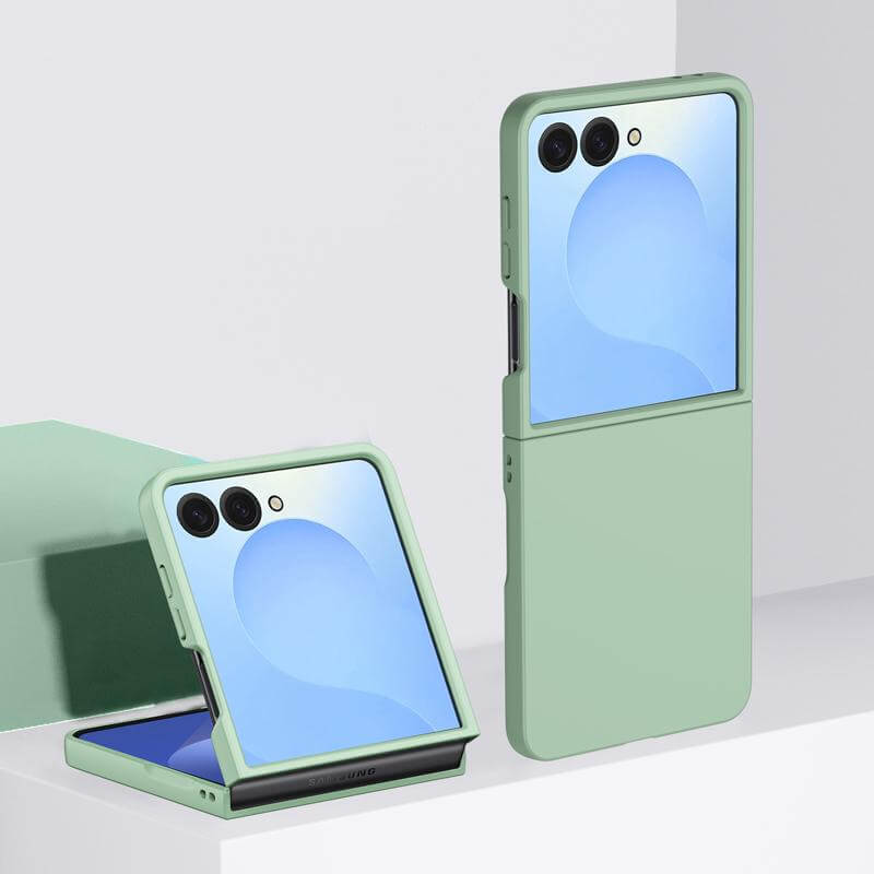 Zwei mintgrüne faltbare Smartphones - ein offenes und ein geschlossenes - in passenden Cover-Discount Galaxy Z Flip7 Schützende Hartplastik Handyhüllen ruhen auf einem minimalistischen Hintergrund und unterstreichen den stilvollen Schutz.