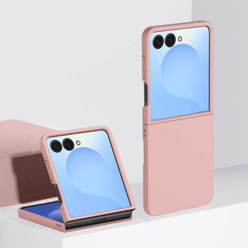 Zwei pinke Cover-Discount Schutzhüllen für das Galaxy Z Flip7 - eine offen, eine geschlossen - dargestellt auf einer weißen Fläche. Perfekter Hartschalenschutz für Ihr Galaxy Z Flip7!.