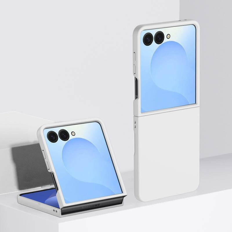 Zwei weiße Galaxy Z Flip7 Handys - eines offen, eines geschlossen - liegen auf einer reflektierenden weißen Oberfläche, die jeweils von einer Cover-Discount Schützende Hartplastik Handyhülle geschützt werden.