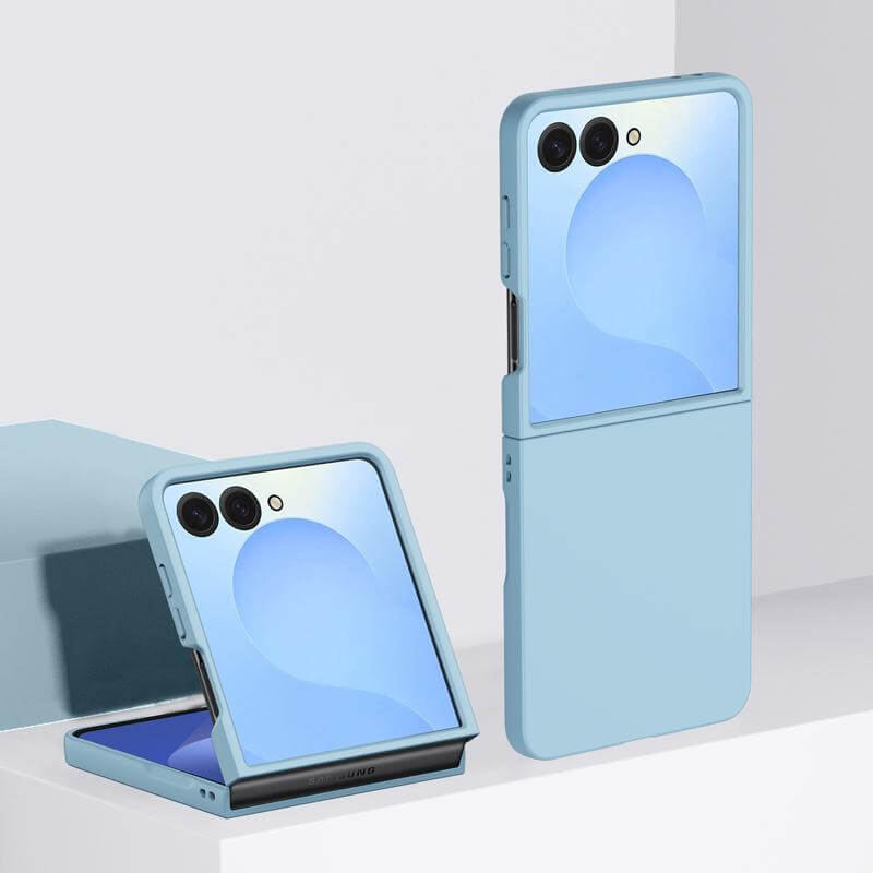 Zwei hellblaue Galaxy Z Flip7 Handys, eines offen und eines geschlossen, auf einer weißen Fläche - jeweils in einer Cover-Discount Schützende Hartplastik Handyhülle.