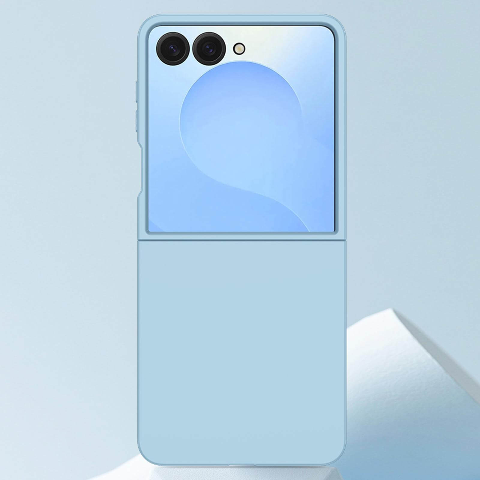 Ein hellblaues Galaxy Z Flip7, geschützt durch die Cover-Discount Schützende Hartplastik Handyhülle, steht senkrecht auf einem zartblauen und weißen Hintergrund.