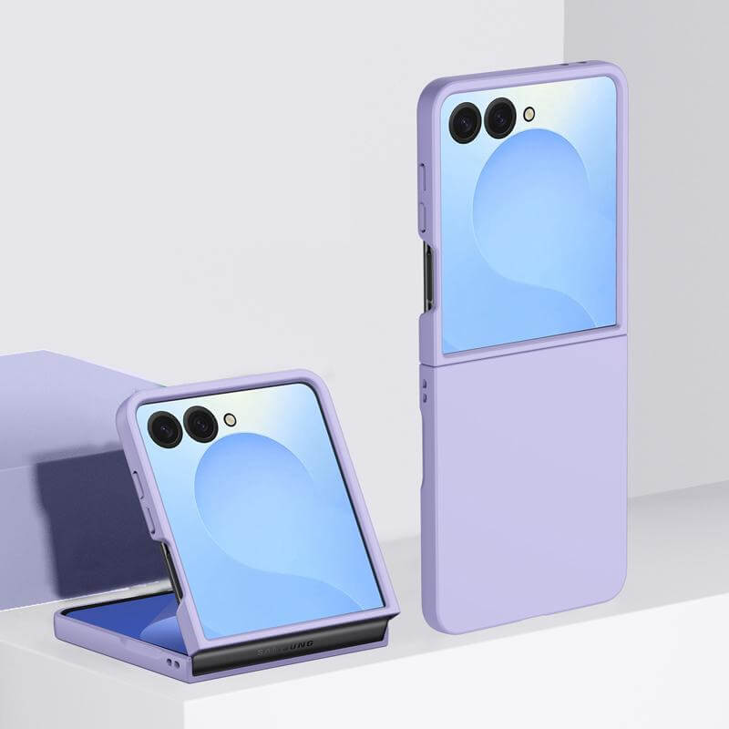 Zwei lilafarbene Galaxy Z Flip7-Handys - ein offenes und ein geschlossenes - liegen auf einer weißen Fläche und werden jeweils von einer eleganten Cover-Discount Schützende Hartplastik Handyhülle geschützt.