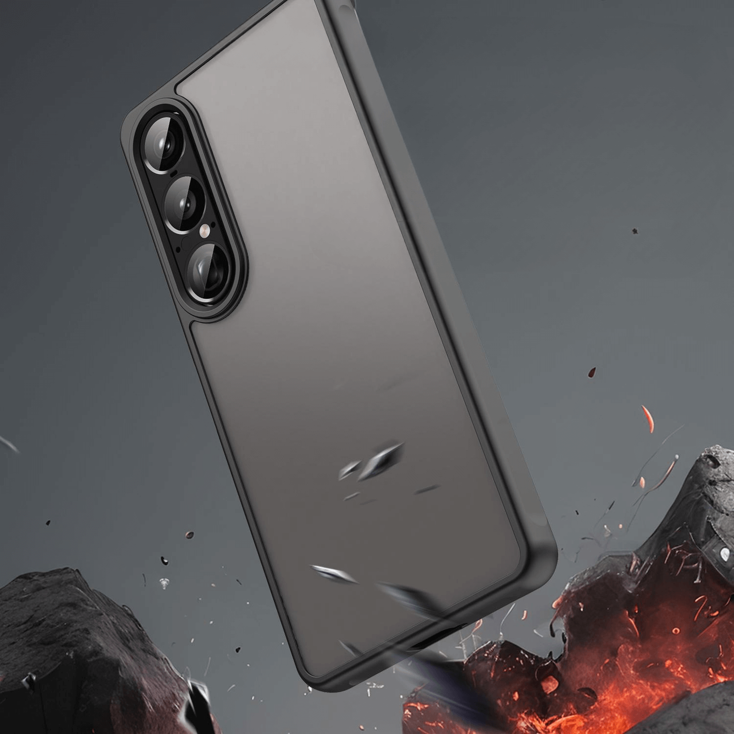 Ein Sony Xperia 1 VII in einer grauen Acryl-Handyhülle mit Bumper und Kameraschutz von Cover-Discount fällt über rissigem, feurigen Boden mit umherfliegenden Trümmern - die Hülle betont den robusten Kameraschutz.