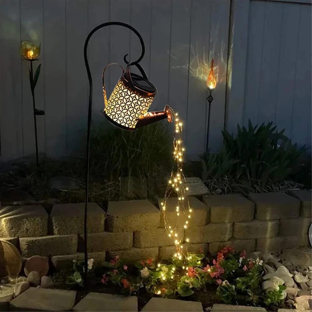 Der Solar LED Gartenstecker Giesskanne von Cover-Discount wirft nachts mit Solartechnik warmweißes Licht in Ihren Garten und sorgt mit funkelnden Lichterketten für einen zauberhaften Effekt.