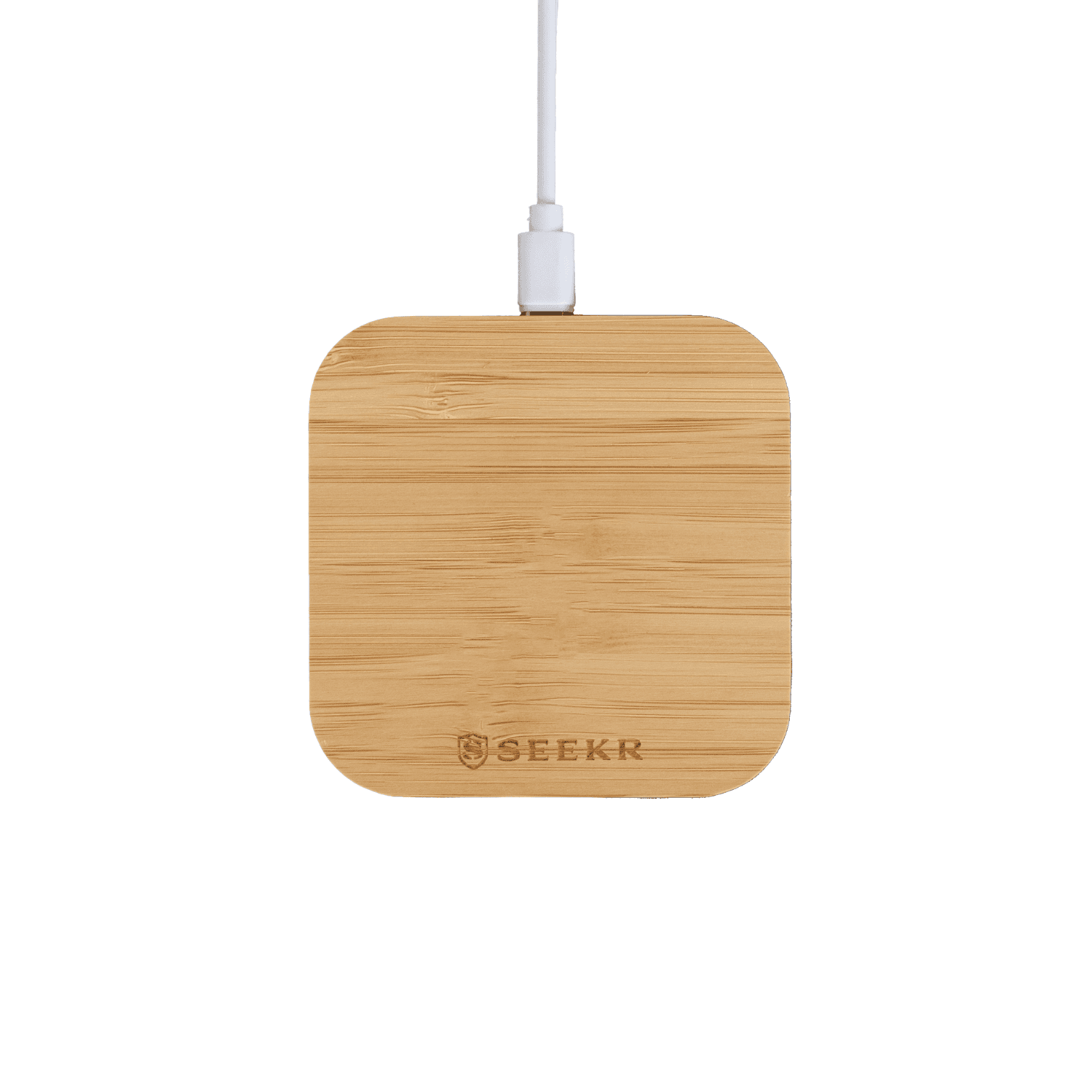 Das Seekr Wireless Charger aus Bambus von Cover-Discount.ch ist ein quadratisches Ladegerät mit abgerundeten Kanten, Qi Schnellladen Technologie und einem weissen, oben angeschlossenen Kabel.