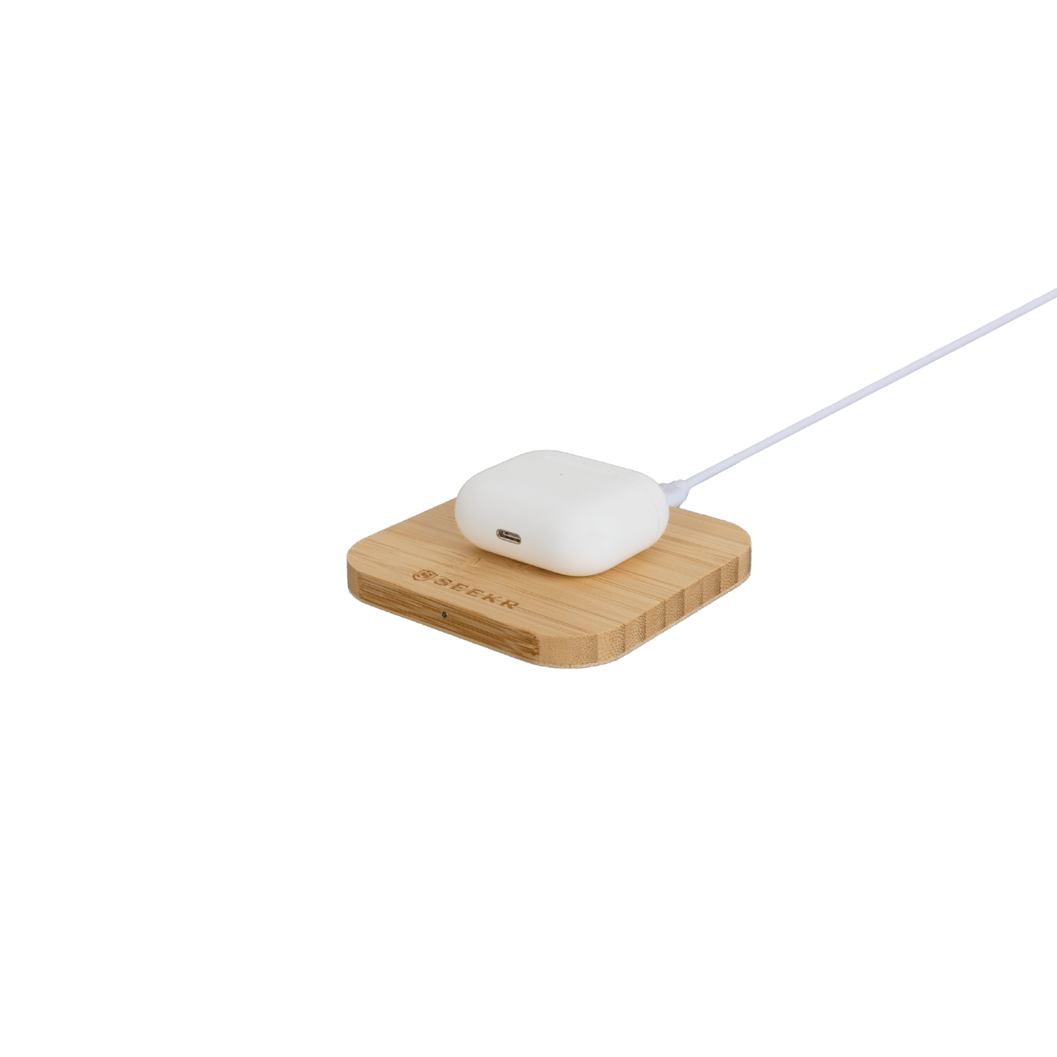 Das Seekr Wireless Charger aus Bambus von Cover-Discount.ch ist ein weißes Etui für kabellose Ohrhörer, die mit Qi-Schnellladen und einem stilvollen Bambus-Design mit weißem Kabel vor einem weißen Hintergrund geladen werden.