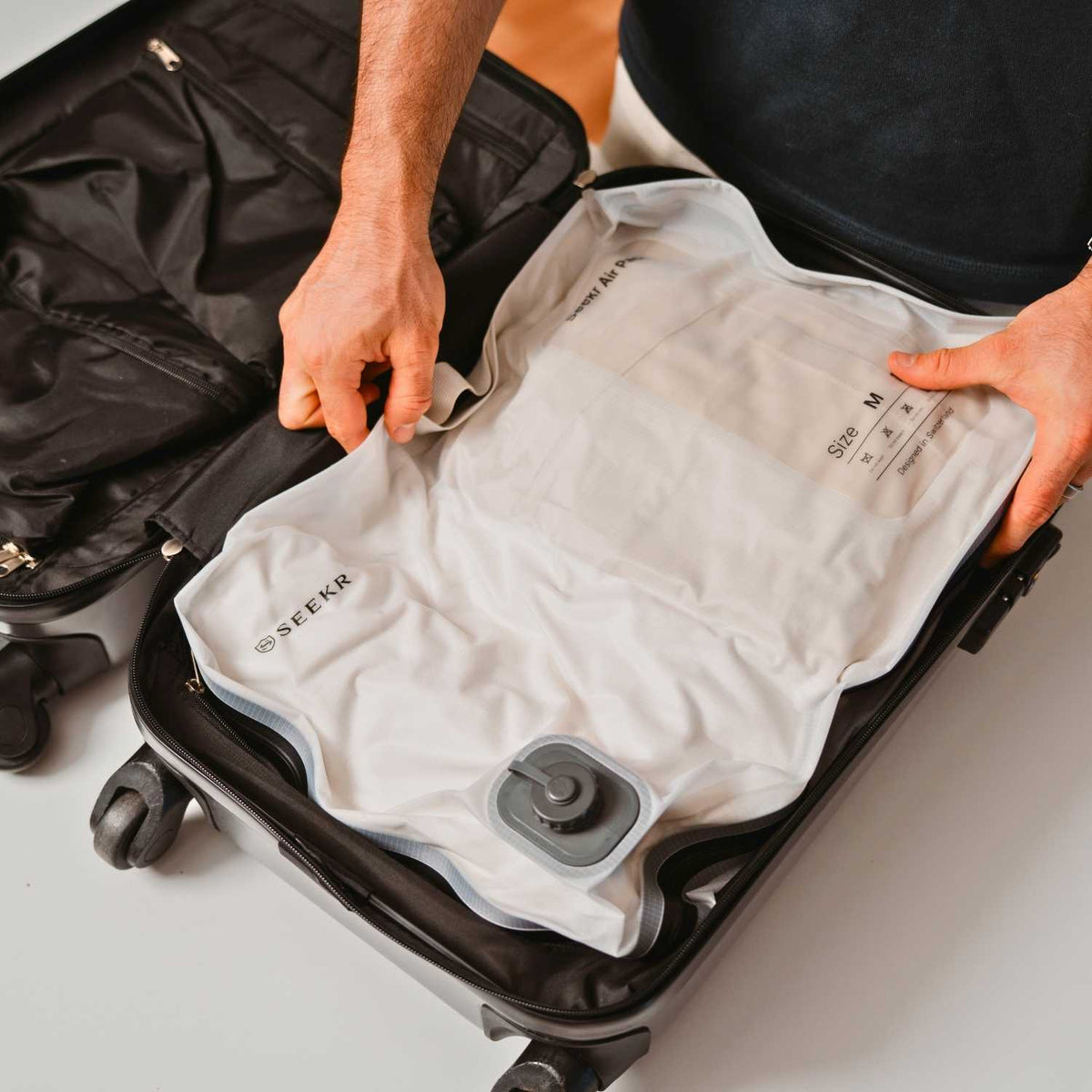 SEEKR AirPack – Vacuum Travel Bag with Integrated USB-C Pump, 21 Litres