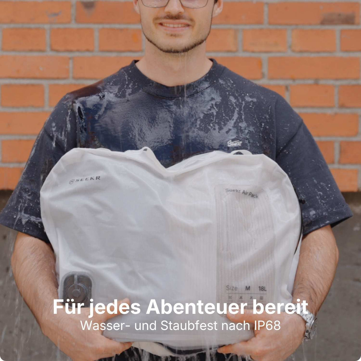 Eine Person spült einen SEEKR AirPack M Vakuum-Reisebeutel unter fließendem Wasser aus.