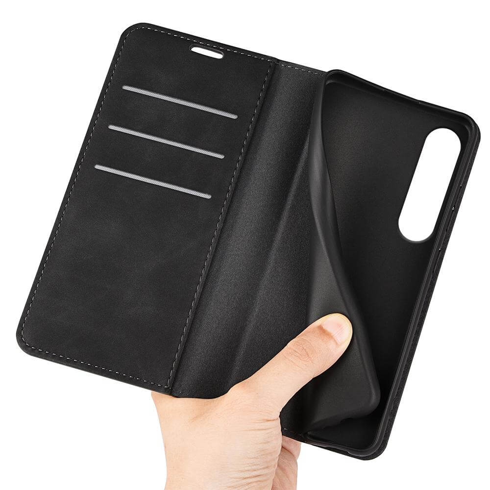 Eine Hand hält ein geöffnetes Cover-Discount Sony Xperia 1 VII - Stand Flip Case Hülle, mit Kartenfächern und einem flexiblen Handyhalter.