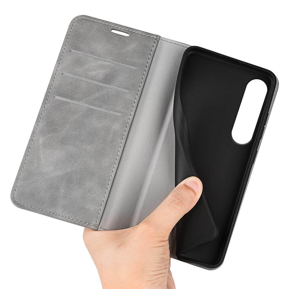 Eine Hand hält ein geöffnetes Cover-Discount Sony Xperia 1 VII - Stand Flip Case Hülle, das Kartenfächer und ein Fach für Ihr Handy enthält.