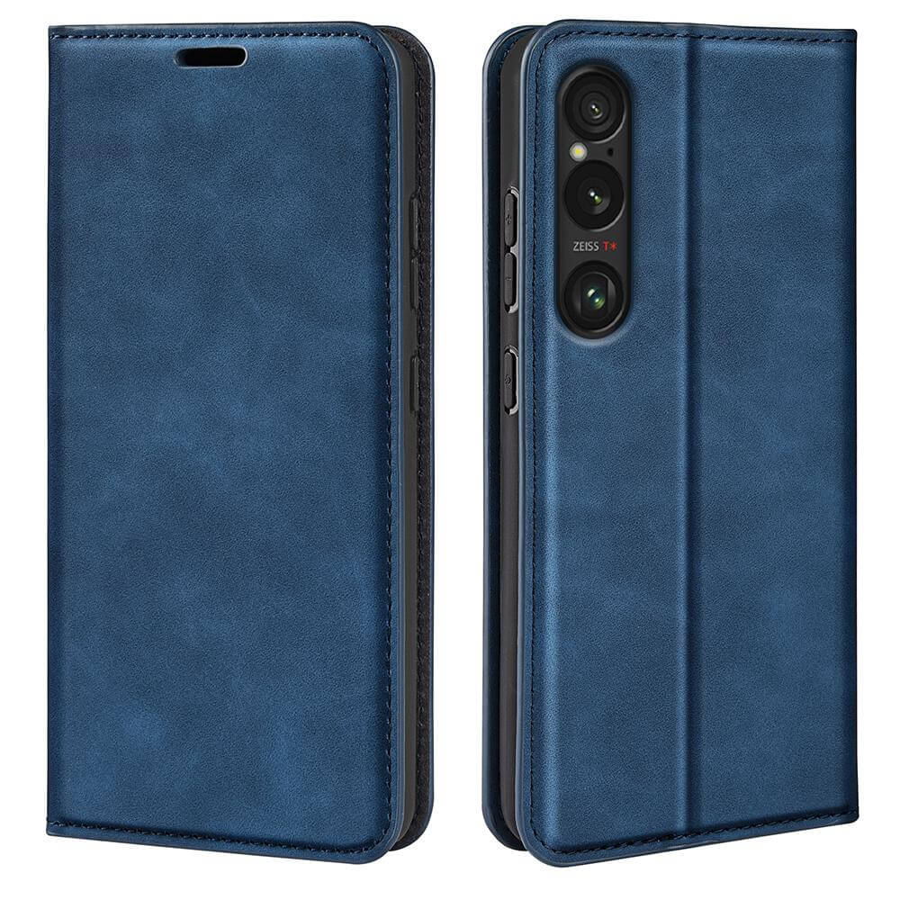 Zwei blaue Leder Sony Xperia 1 VII - Stand Flip Case Hüllen von Cover-Discount, eine offen und eine geschlossen, Display Kamera und Seitentasten. Diese stilvolle Handyhülle bietet praktische Standfunktionalität für zusätzlichen Komfort.