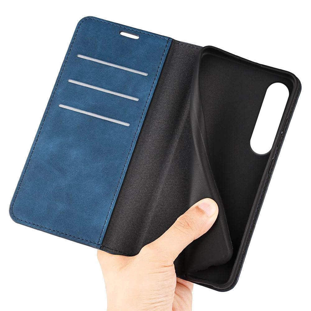 Eine Hand hält ein geöffnetes blaues Cover-Discount Sony Xperia 1 VII - Stand Flip Case Hülle mit Kartenfächern und einem flexiblen schwarzen Handyhalter.