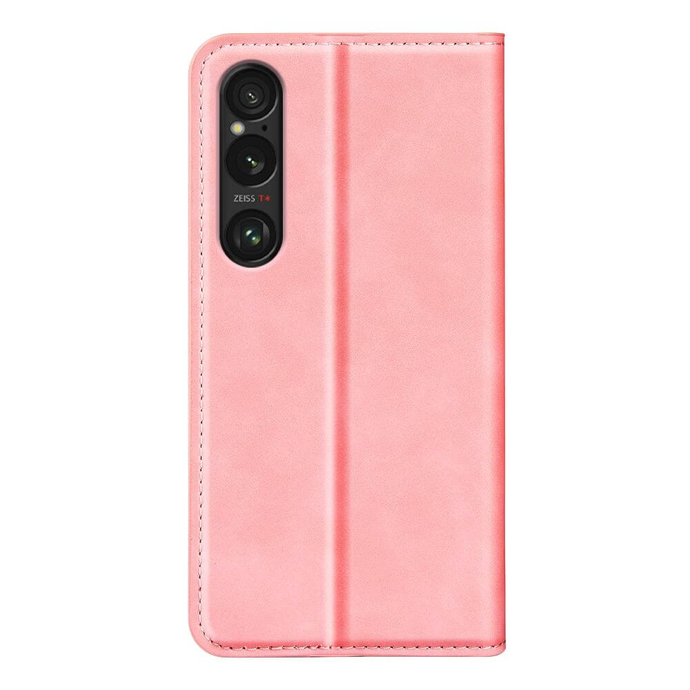 Das Cover-Discount Sony Xperia 1 VII Stand Flip Case Hülle ist eine stylische rosa Lederhülle mit Kameraausschnitt für drei Objektive und ZEISS Branding.