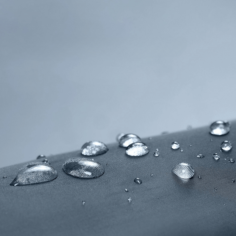 Wassertropfen auf einer glatten, grauen Cover-Discount Laptop-Hülle Tasche für Notebook mit einem weichen, unscharfen Hintergrund.